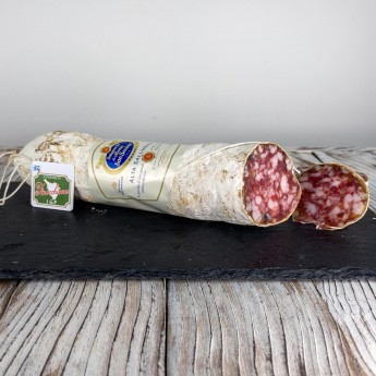 La Finocchiona IGP è uno dei più celebri salumi toscani. È prodotta con carni suine di eccellente qualità, tritate e impastate, alle quali vengono aggiunti semi di finocchietto selvatico, che le donano il caratteristico aroma fresco e al tempo stesso intenso. Questa versione della Finocchiona IGP ha un peso netto di circa 500 g ed è confezionata intera in budello naturale.