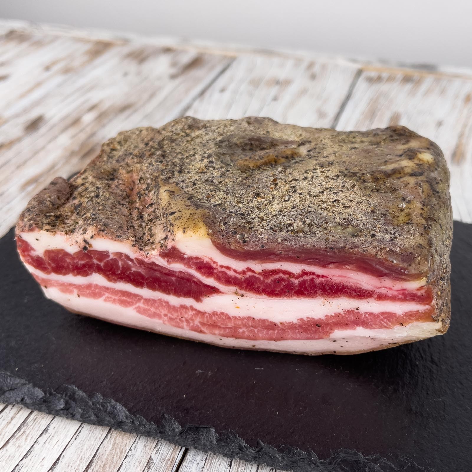 La pancetta tesa è un salume che in toscana viene chiamata spesso rigatino per il suo aspetto a righe. Carne e grasso della pancia del suino  con aggiunta di sale marino e aglio sono messi a stagionare con abbondante pepe nero.