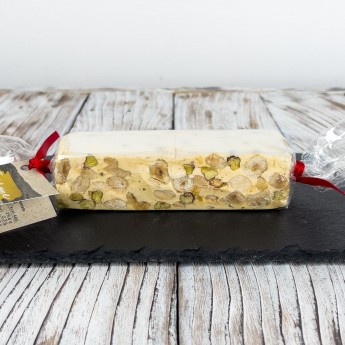 „Torrone” ist ein typisches Weihnachtsdessert, hergestellt aus Eiweiß, Honig und Zucker, Mandeln und unter Beigabe von Pistazien und Haselnüssen.