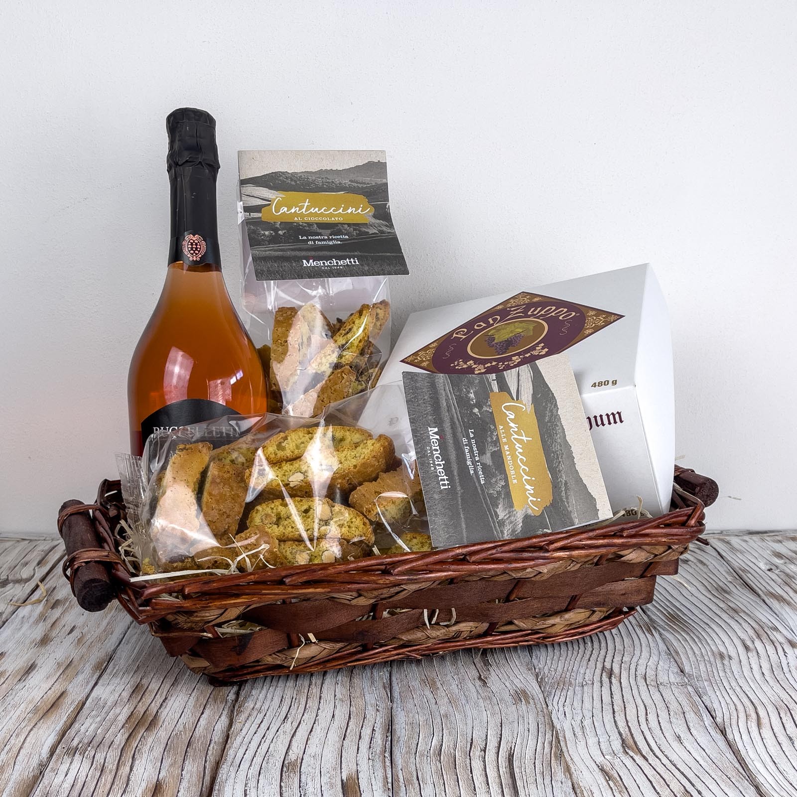 Gift Hamper consisting of a selection of 5 products for a total of about 2 kg. We will pack the basket and ship it wherever you want, there is also the possibility of adding a personalized card with a message.
For more information or product changes contact us in chat.