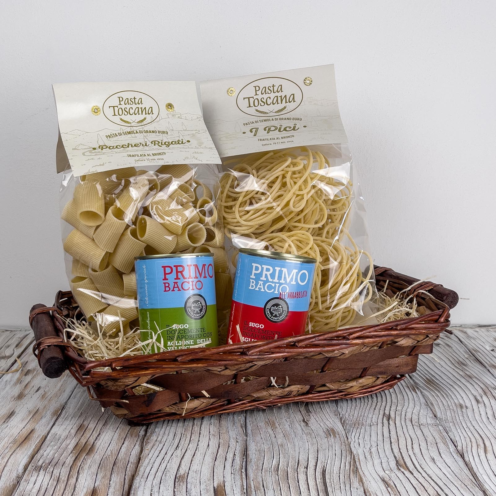 Gift Hamper consisting of a selection of 4 products for a total of about 2 kg. We will pack the basket and ship it wherever you want, there is also the possibility of adding a personalized card with a message.
For more information or product changes contact us in chat.