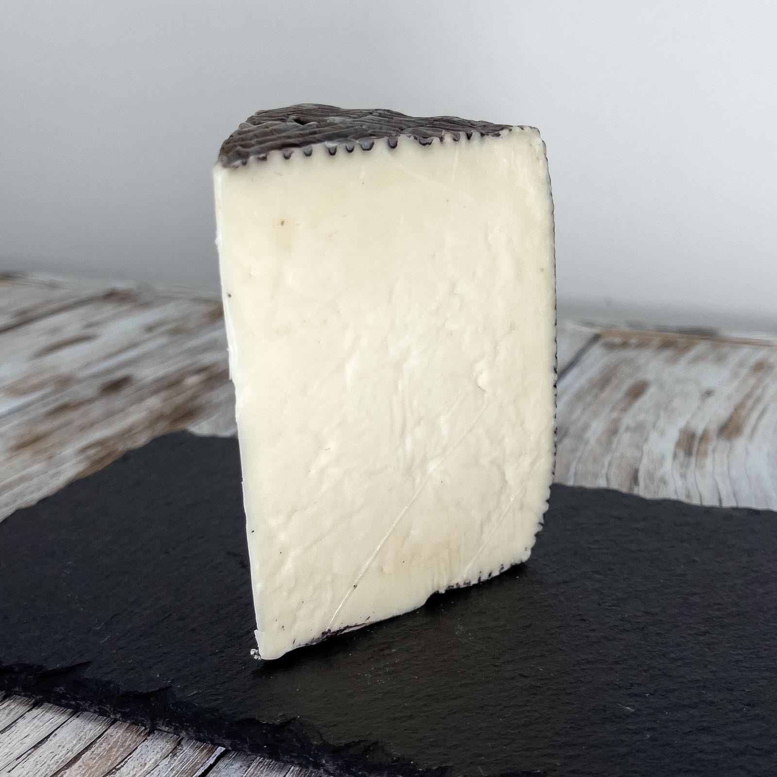 Formaggio Caprino Toscano Semistagionato, prodotto con solo latte di capra. Dal sapore assai deciso, abbinato alla dolcezza di una marmellata, o di un miele, garantisce un'esperienza sensoriale delle papille gustative assolutamente da non perdere.Stagionato per circa 60 giorni, si presenta dalla pasta compatta e bianca abbastanza friabile. Il Caprino Semistagionato contiene grassi a catena corta, ed essendo ricco di taurina, è perfetto per gli sportivi. In generale, però, è consigliato a chiunque ami sperimentare nuovi sapori e nuovi abbinamenti.