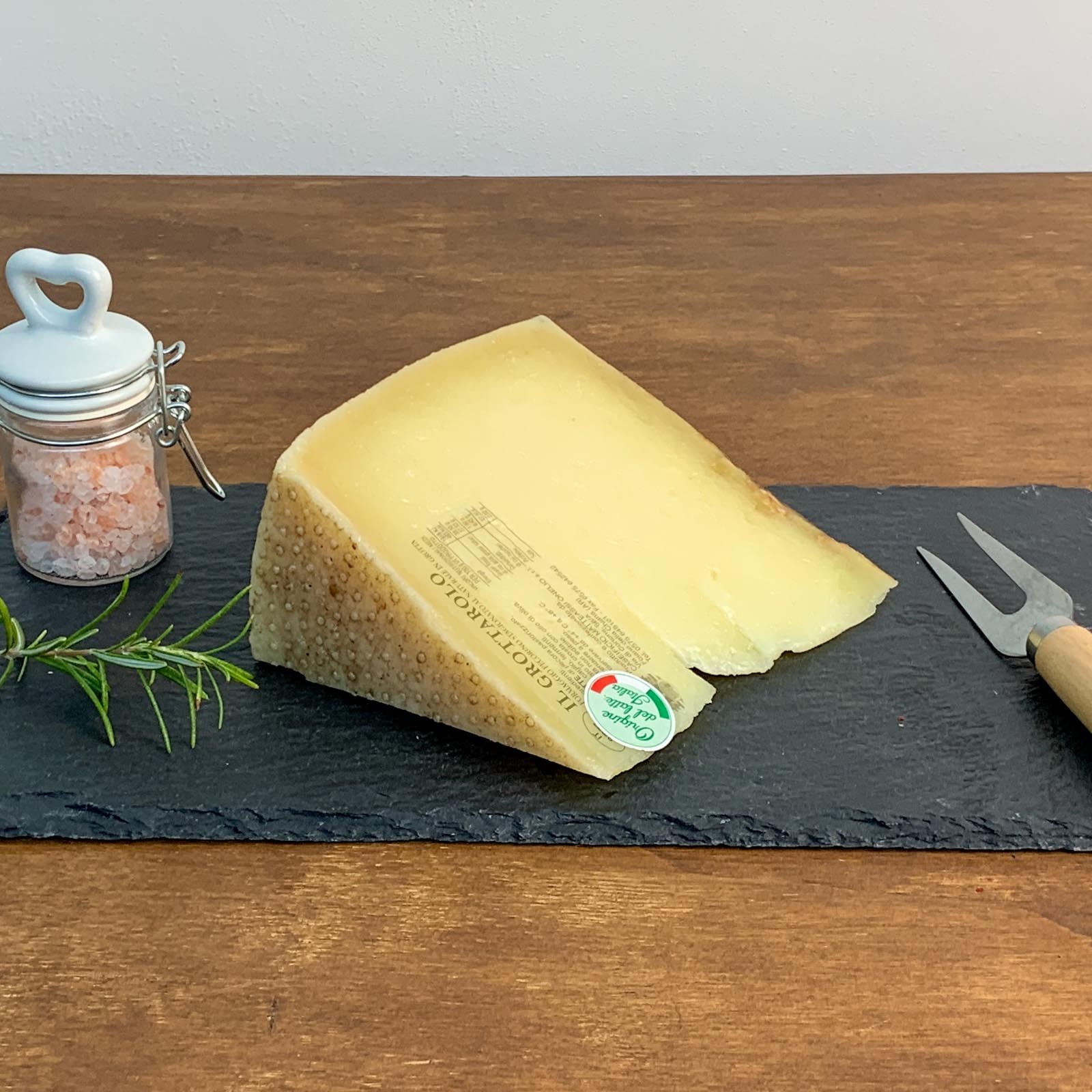 Der gereifte toskanische „Il Grottarolo” Pecorino-Käse verdankt seinen Namen dem Ort der Reifung, an dem der Käse sein charakteristisches Aroma und seinen charakteristischen Geschmack annimmt, der ihn zu einem festen Bestandteil der großen Familie der toskanischen Pecorino-Käse macht, die in Italien und im Ausland so beliebt sind. Sein Produktionsgebiet ist genau das Valdichiana und seine wichtigste Besonderheit, um ein hervorragendes Endergebnis zu erzielen, neben der hohen Qualität des Rohstoffs natürlich, ist die Reifung in Höhlen.