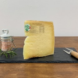 <h5>“Il Grottarolo” Aged Tuscan Pecorino Cheese owes its name to the place of maturation where the cheese takes on its characteristic aroma and flavor that makes it fully part of the great family of Tuscan pecorino cheeses so loved both in Italy and abroad. Its production area is precisely the Valdichiana and its most important peculiarity for obtaining an excellent final result, in addition, of course, to the high quality of the raw material, is the aging in caves.</h5>