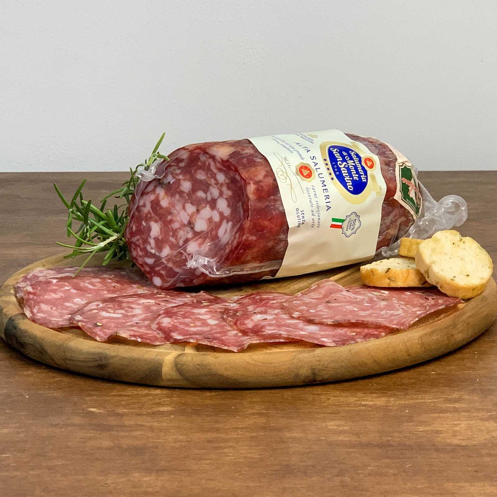 PGI Finocchiona is one of the most famous Tuscan cured meats. It is produced with pork of excellent quality, minced and kneaded, to which wild fennel seeds are added, which give it the characteristic fresh and at the same time intense aroma. This version of PGI Finocchiona has a net weight of about 400 g and is vacuum packed.
