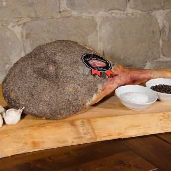 Prosciutto stagionato intero con osso prodotto con carni di suino toscano allevato allo stato brado.