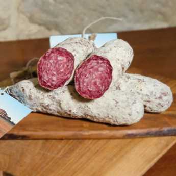 Salame ottenuto dalla lavorazione di carni scelte di bovino chianino IGP, macinate e impastate con l’aggiunta di sale ed aromi e dalla successiva stagionatura.