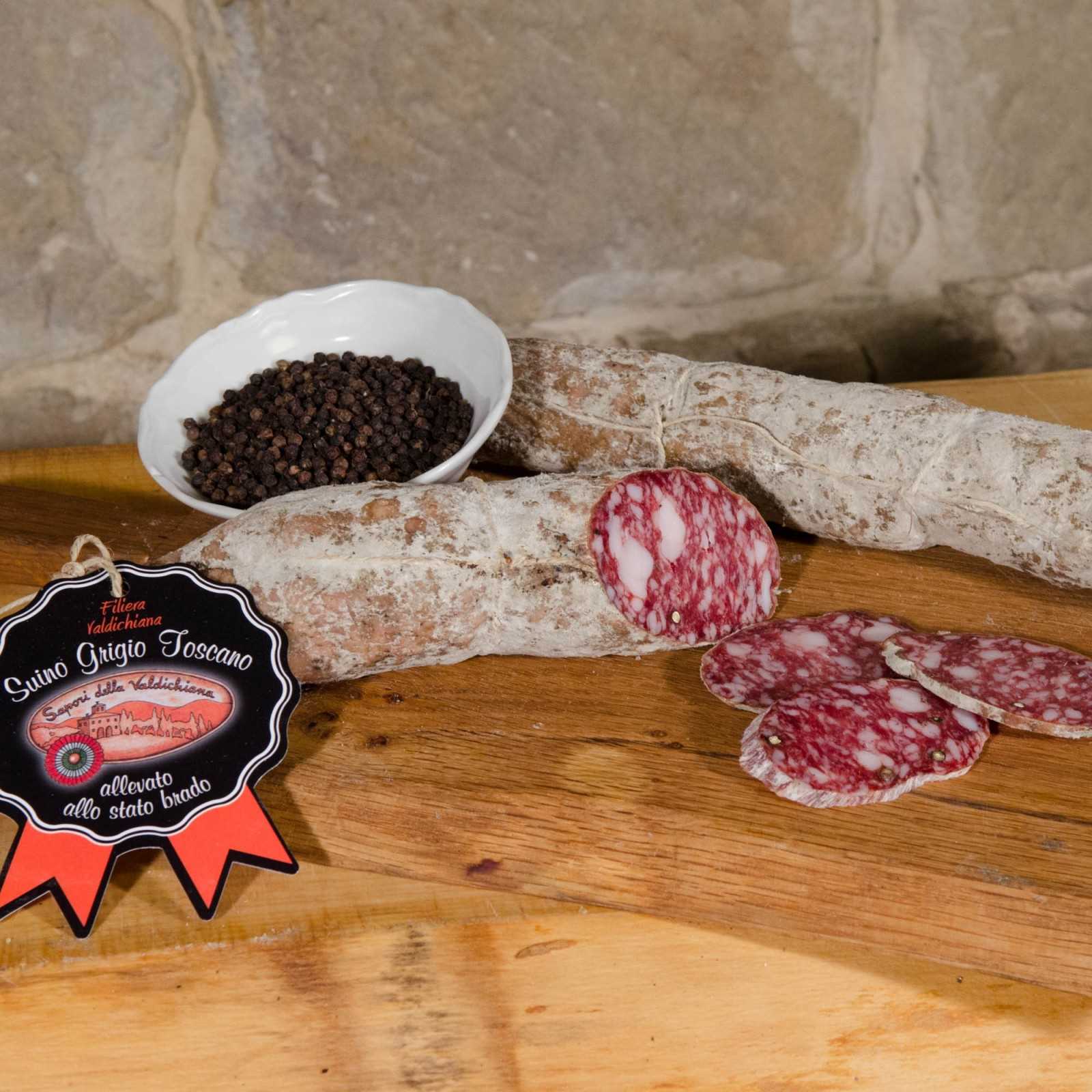 Tuscan Salami - Filiera Valdichiana is a salami made with pure pork from pigs reared in the wild in Tuscany. The coarse grinding of the meat ensures that the lean and fat parts are clearly distinguishable, with the latter being a bright white color. On the palate the hints of aromatic herbs and spices stand out, in particular black pepper in grains.