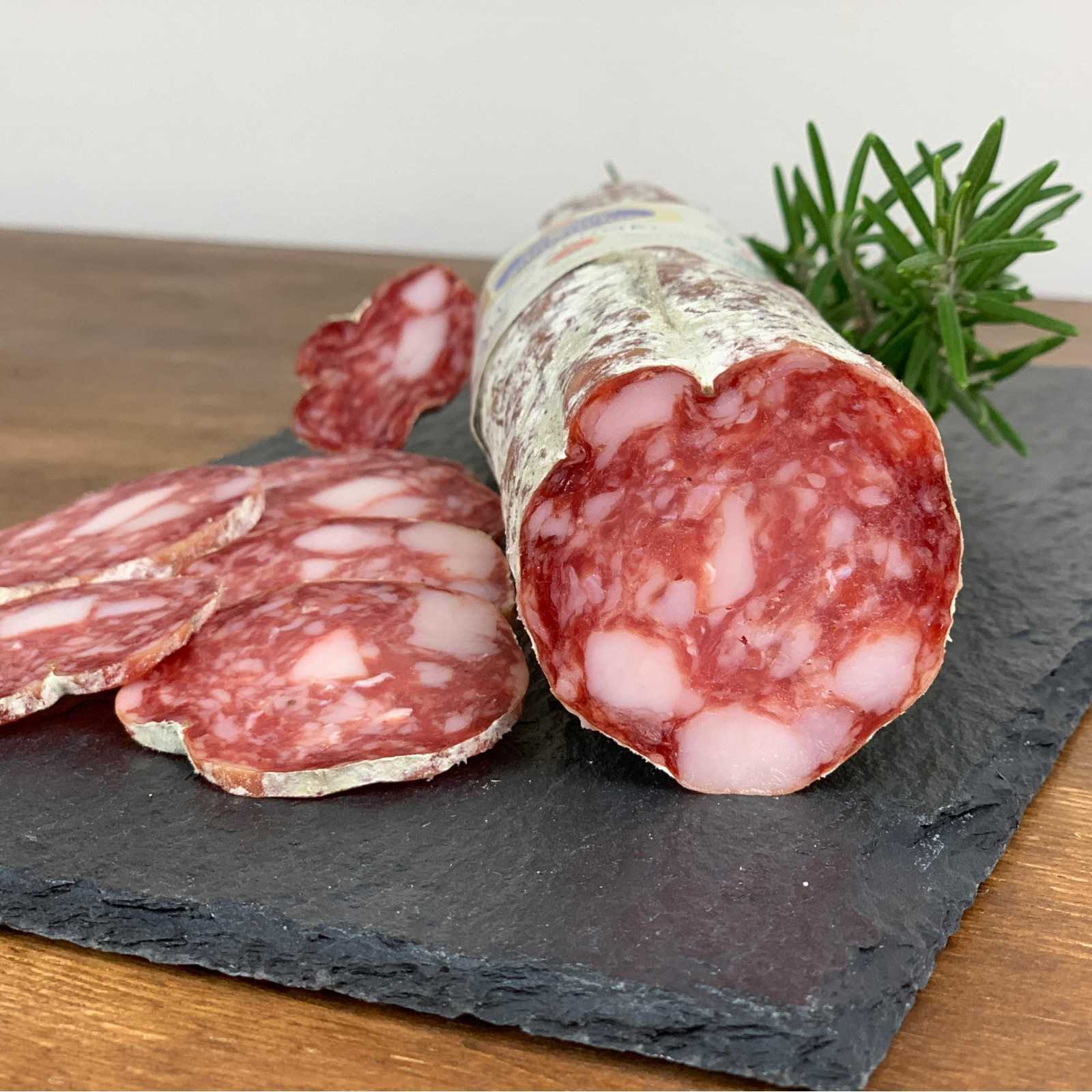 Tuscan Salami is an artisanal sausage typical of the Tuscan gastronomic tradition, made according to an ancient recipe handed down for centuries. It is characterized by a soft and compact consistency, bright red color and a particularly intense taste, enriched with spices and aromas. This version of Tuscan Salami has a net weight of about 500 g and is packaged whole in natural casing.
