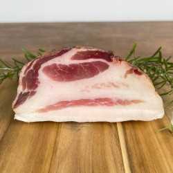 Il Guanciale è un salume ricavato dalla guancia del maiale.La carne viene massaggiata con il sale per circa cinque giorni. Aggiunti pepe e peperoncino viene  aromatizzato con  rosmarino e salvia per rendere la carne ancora più saporita.La stagionatura,dai 60 ai 90 giorni, avviene all'interno di ambienti dal clima e umidità ottimale. è utilizzato in cucina in svariate ricette e sughi: pasta alla carbonara , gricia e amatriciana per citare le più famose.