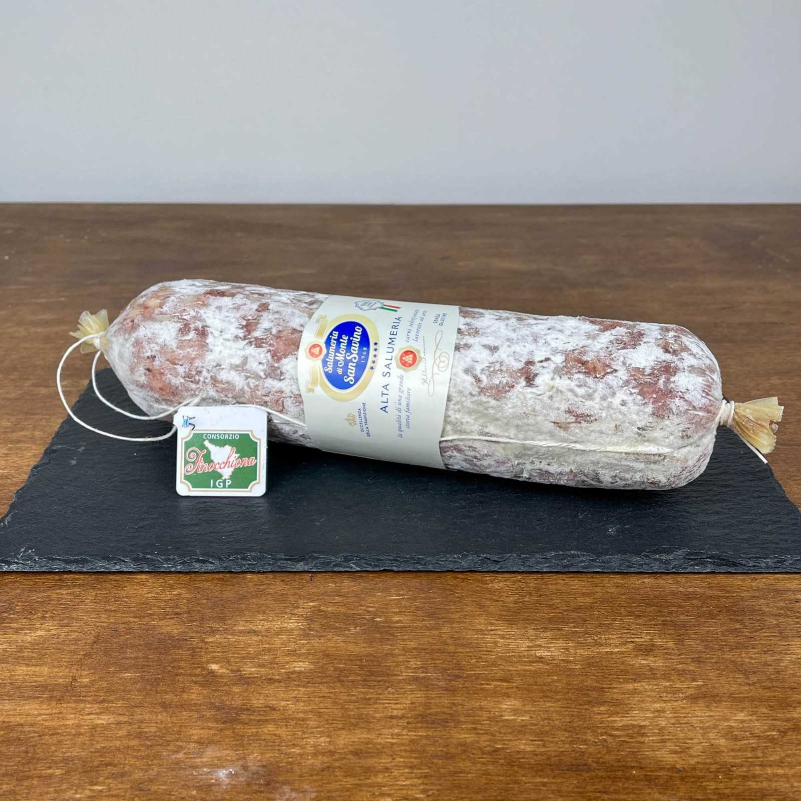 Toskanische „Finocchiona” g.g.A. (Fenchelsalami) mit Fenchelblumen und -samen. Diese beiden Versionen von „Finocchiona” g.g.A. haben ein Nettogewicht von ca. 1 kg bzw. 3 kg, sind Im Ganzen Stück In Naturdarm verpackt und zeichnen sich durch eine große Scheibe von ca. 8/12 Zentimeter Durchmesser aus.