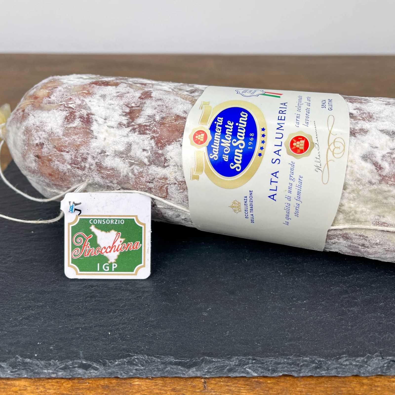 Toskanische „Finocchiona” g.g.A. (Fenchelsalami) mit Fenchelblumen und -samen. Diese beiden Versionen von „Finocchiona” g.g.A. haben ein Nettogewicht von ca. 1 kg bzw. 3 kg, sind Im Ganzen Stück In Naturdarm verpackt und zeichnen sich durch eine große Scheibe von ca. 8/12 Zentimeter Durchmesser aus.