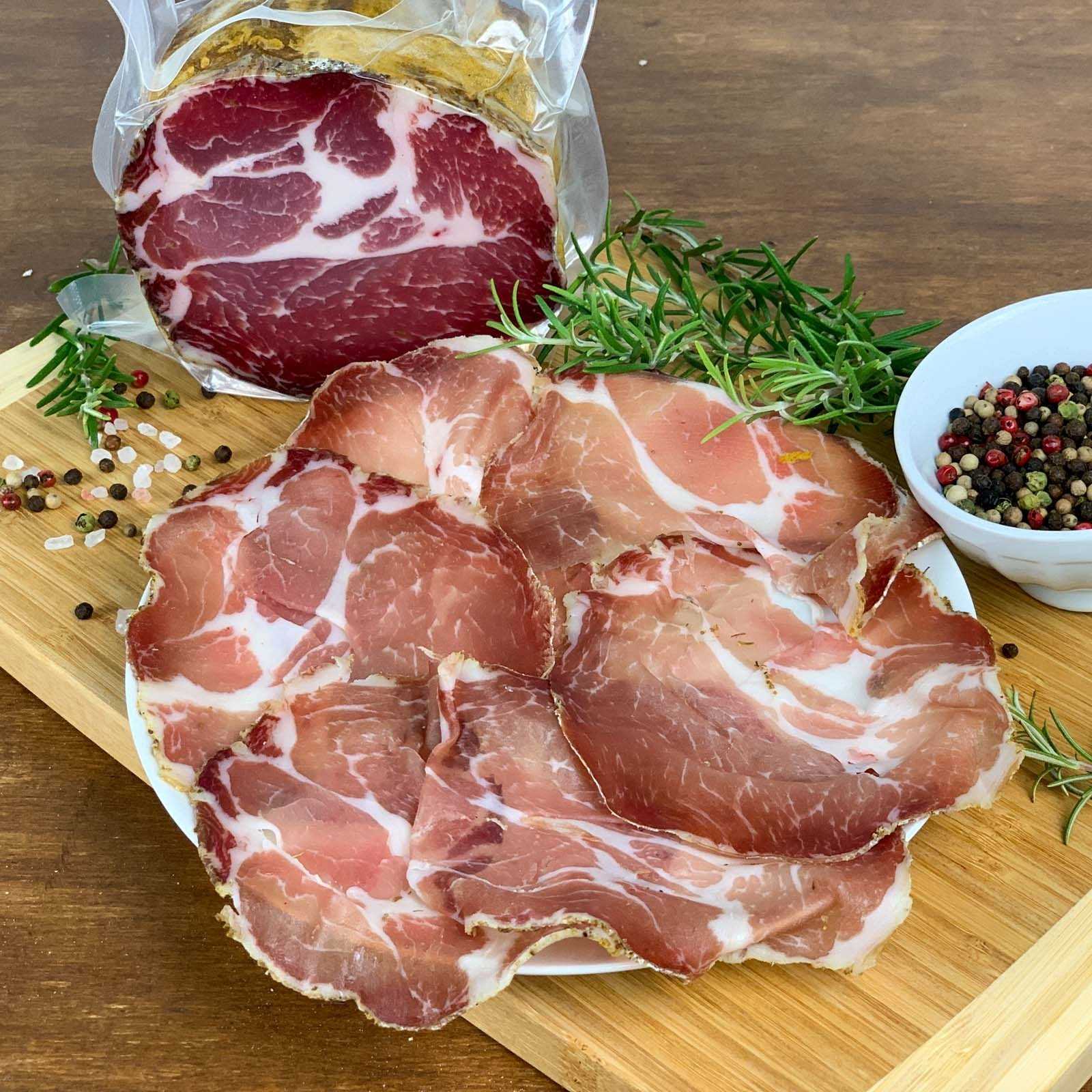 Tuscan Capocollo, also known by the name of Coppa, is a seasoned salami that derives from the artisanal processing of first choice national pork, carried out in compliance with ancient traditional techniques. It is characterized by a sweet and spicy taste, while its scent recalls the hint of spices and aromatic herbs.