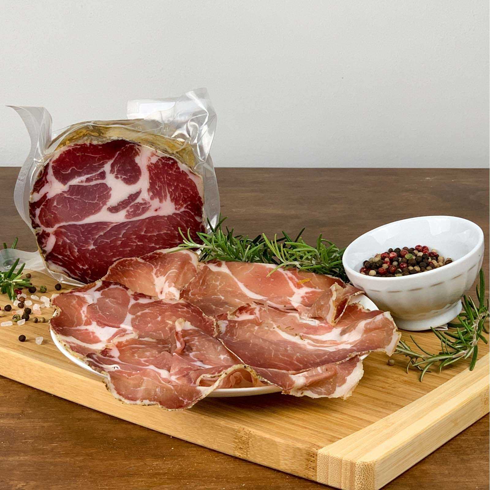 Tuscan Capocollo, also known by the name of Coppa, is a seasoned salami that derives from the artisanal processing of first choice national pork, carried out in compliance with ancient traditional techniques. It is characterized by a sweet and spicy taste, while its scent recalls the hint of spices and aromatic herbs.