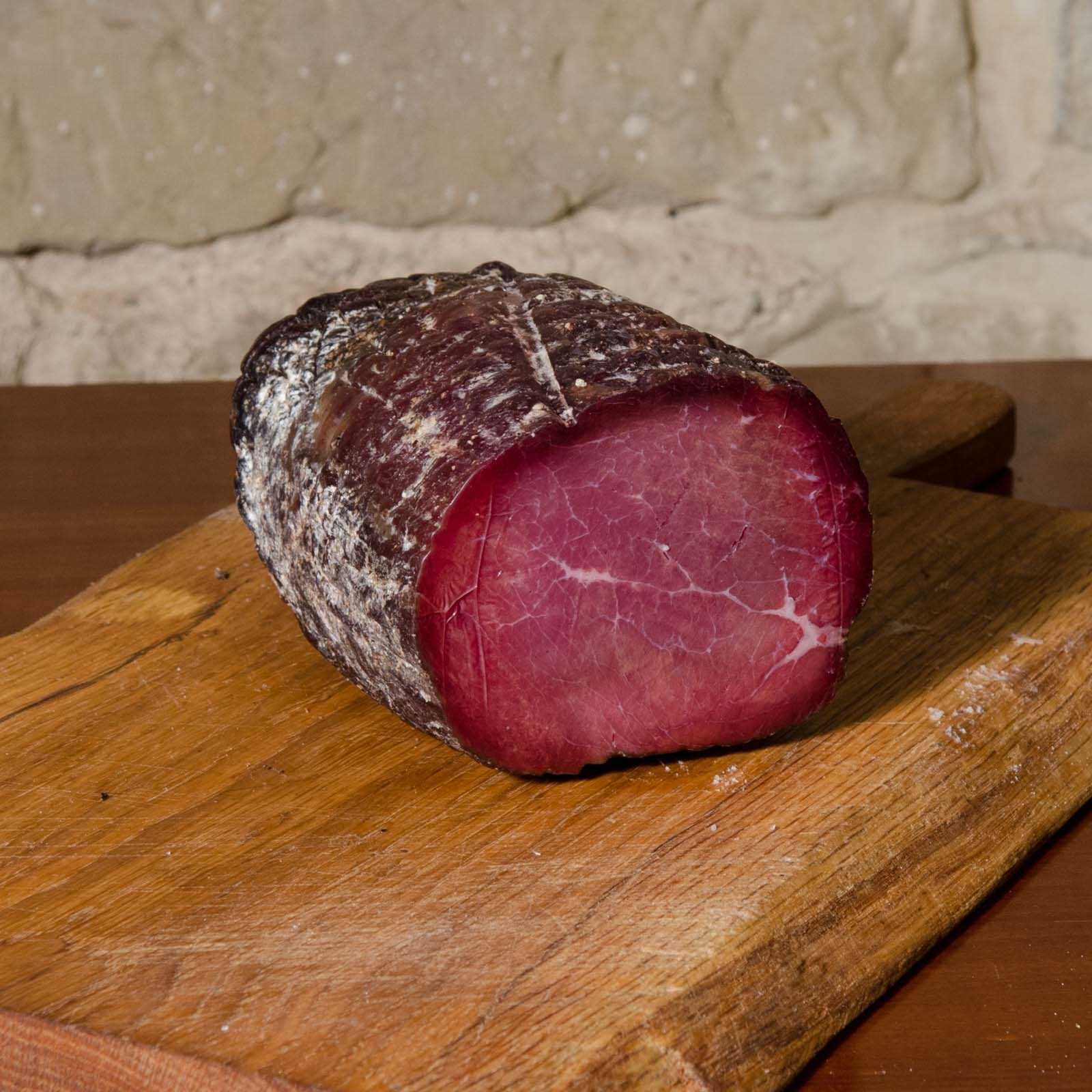 Bresaola (luftgetrockenes und gesalzenes Rindfleisch) aus Chianina-Fleisch.