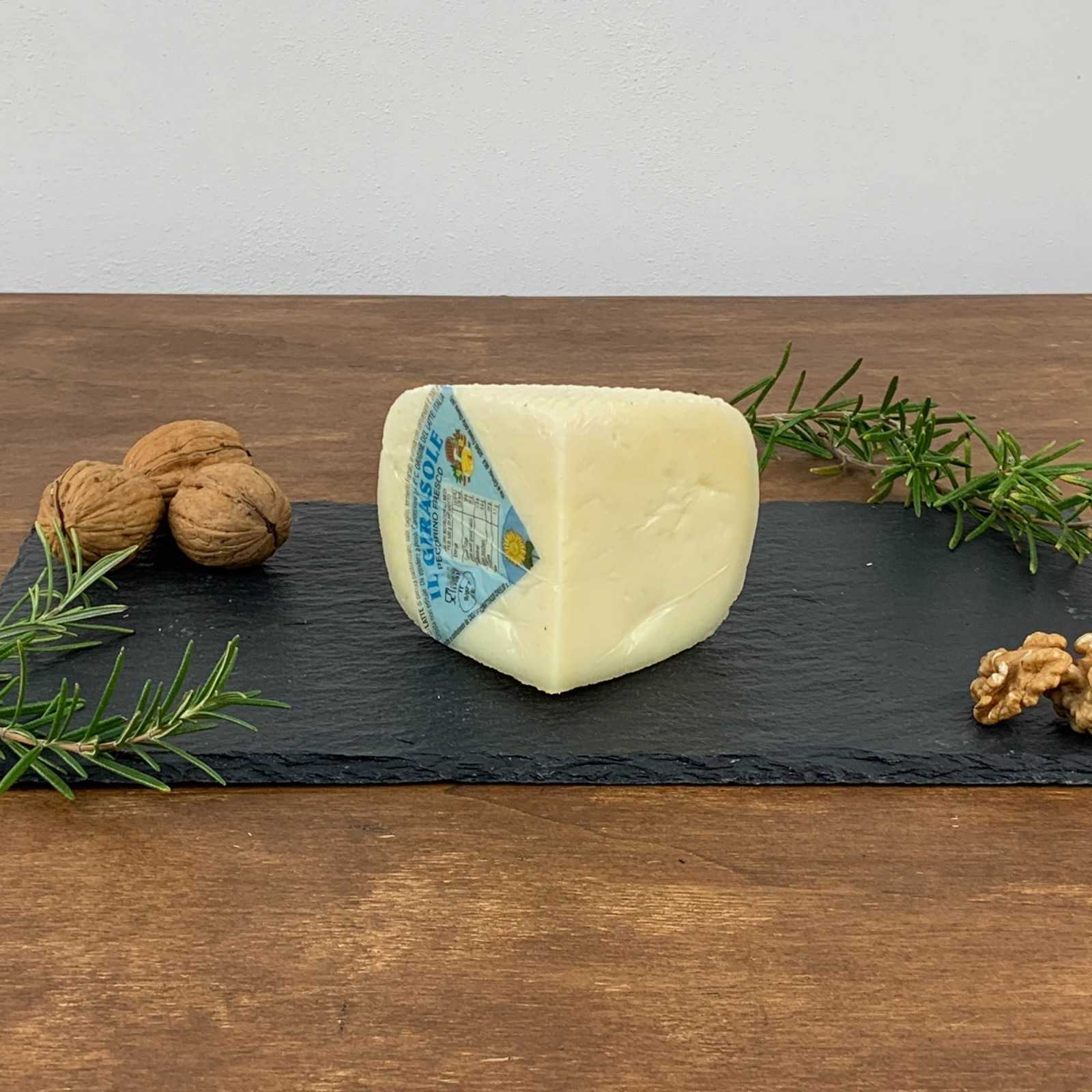 Der „Primo Sale” Pecorino-Käse „Il Girasole” ist ein typisch toskanischer Weichkäse, der aus Schafsvollmilch erster Wahl gewonnen, einem kurzen Reifeprozess unterzogen und vakuumverpackt wird. Es zeichnet sich durch einen süßen und leichten Geschmack sowie einen sehr frischen und zarten Duft aus.
