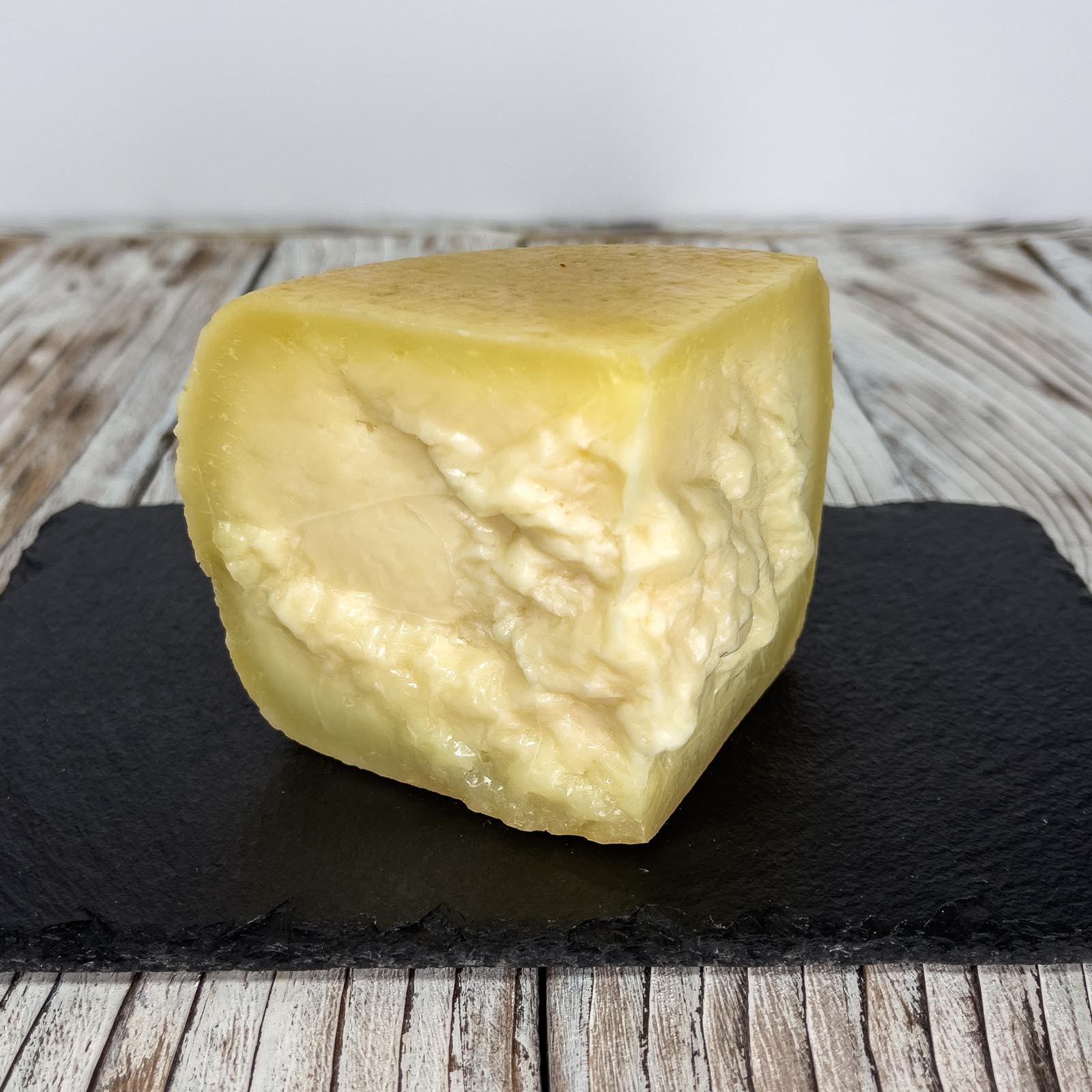 „Crosta D'Oro” Gereifter Pecorino-Käse ist ein typisches Produkt der toskanischen Handwerksküche, das sich durch eine dicke goldene Kruste und ein intensives und einhüllendes Aroma auszeichnet. Mindestens 150 Tage bis maximal 10 Monate gereift, erhält er einen kräftigen und leicht würzigen Geschmack. Die Paste ist kompakt und leicht löslich, wodurch sie perfekt zum Würzen oder Begleiten von ersten und zweiten Gängen geeignet ist.