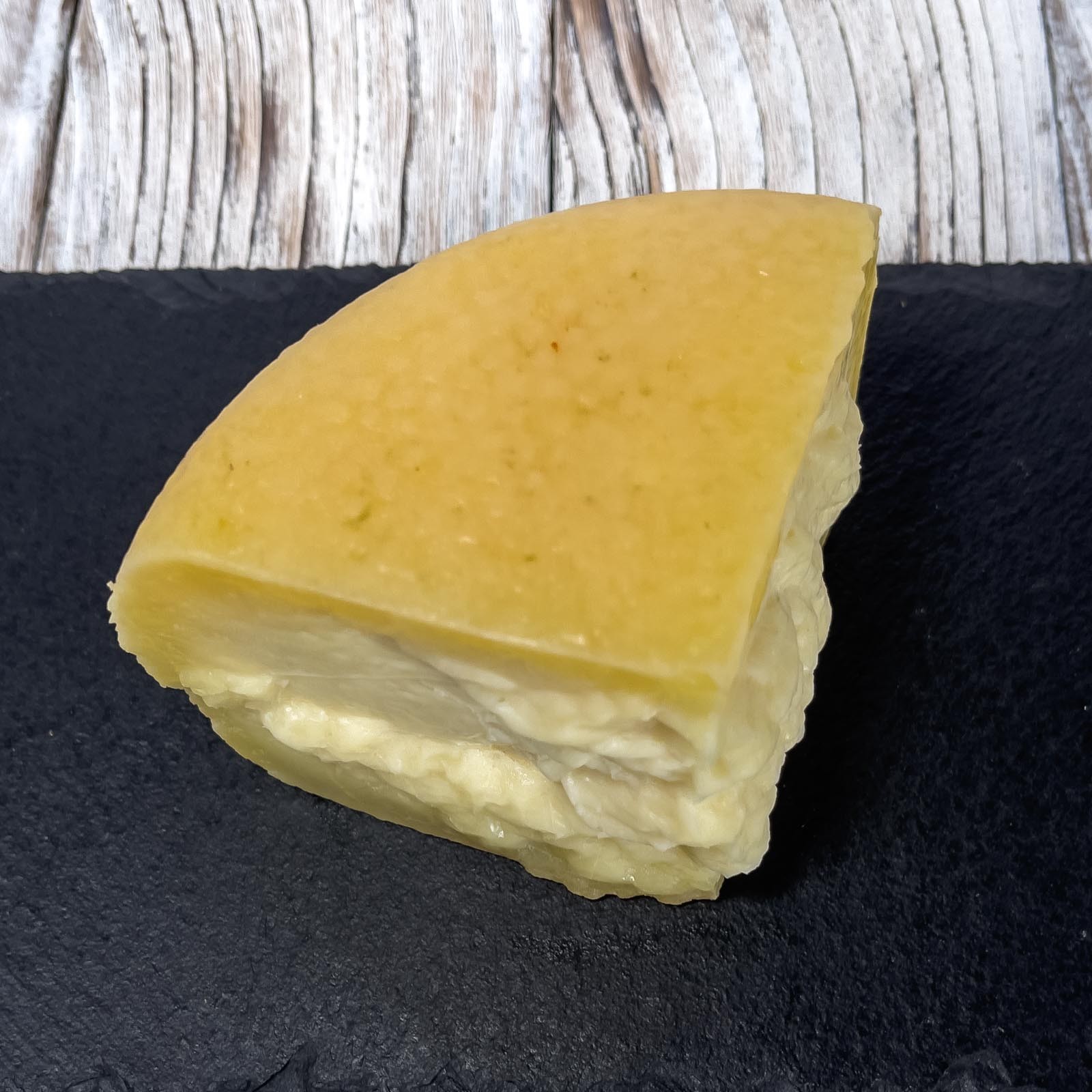 „Crosta D'Oro” Gereifter Pecorino-Käse ist ein typisches Produkt der toskanischen Handwerksküche, das sich durch eine dicke goldene Kruste und ein intensives und einhüllendes Aroma auszeichnet. Mindestens 150 Tage bis maximal 10 Monate gereift, erhält er einen kräftigen und leicht würzigen Geschmack. Die Paste ist kompakt und leicht löslich, wodurch sie perfekt zum Würzen oder Begleiten von ersten und zweiten Gängen geeignet ist.