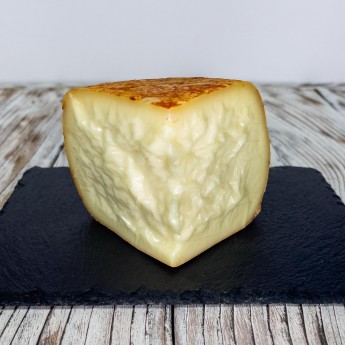 “Crosta Rossa” Semi-Aged Pecorino is a cheese made in Italy using high quality ingredients, produced through an artisanal process that includes an aging of about sixty days. Following this period, the product is processed in crust by combining olive oil and tomato concentrate.