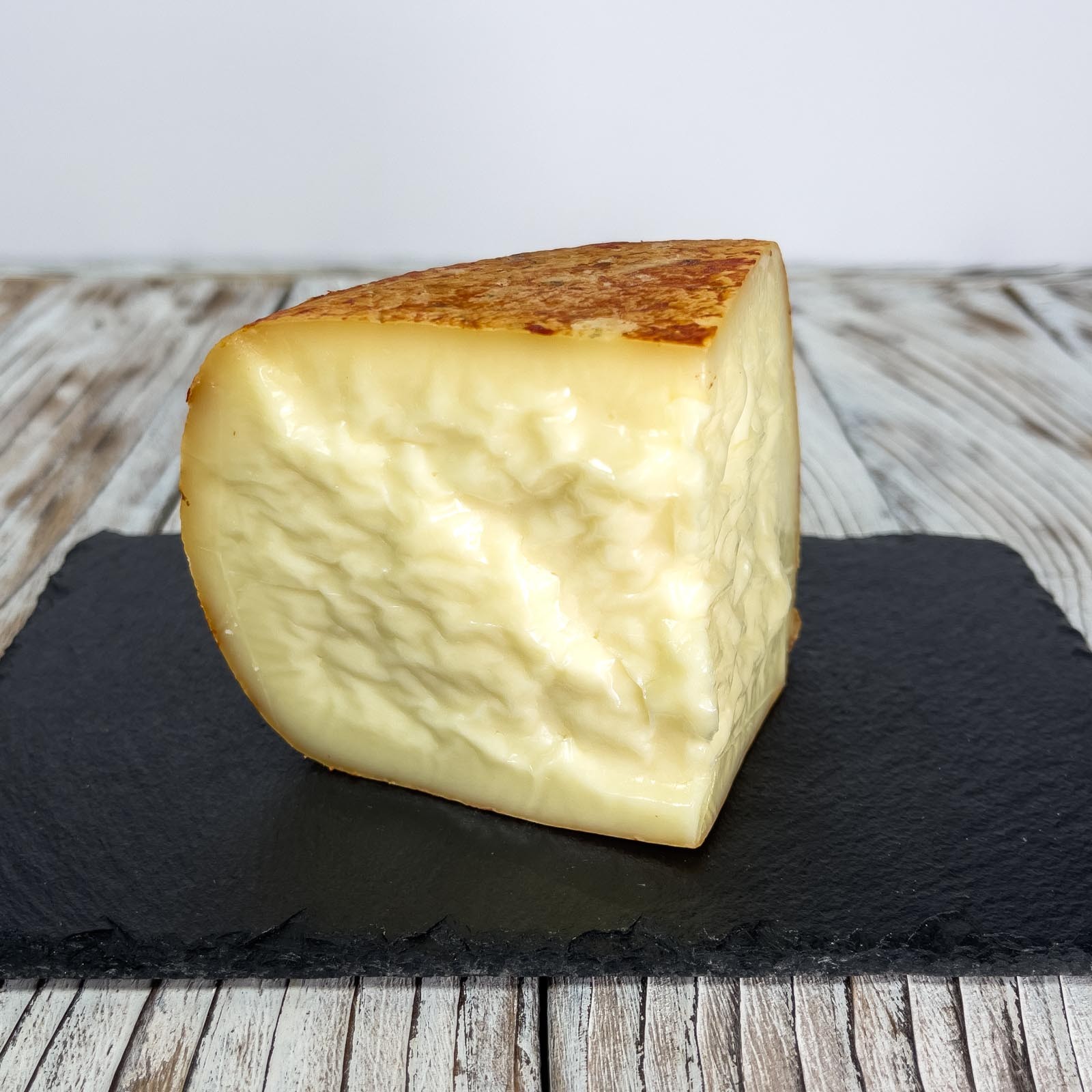 „Crosta Rossa” Halb-Gereifte Pecorino-Käse ist ein Käse, der in Italien aus hochwertigen Zutaten hergestellt wird und in einem handwerklichen Prozess hergestellt wird, der eine Reifung von etwa sechzig Tagen umfasst. Nach dieser Zeit wird das Produkt in Kruste verarbeitet, indem Olivenöl und Tomatenkonzentrat kombiniert werden.