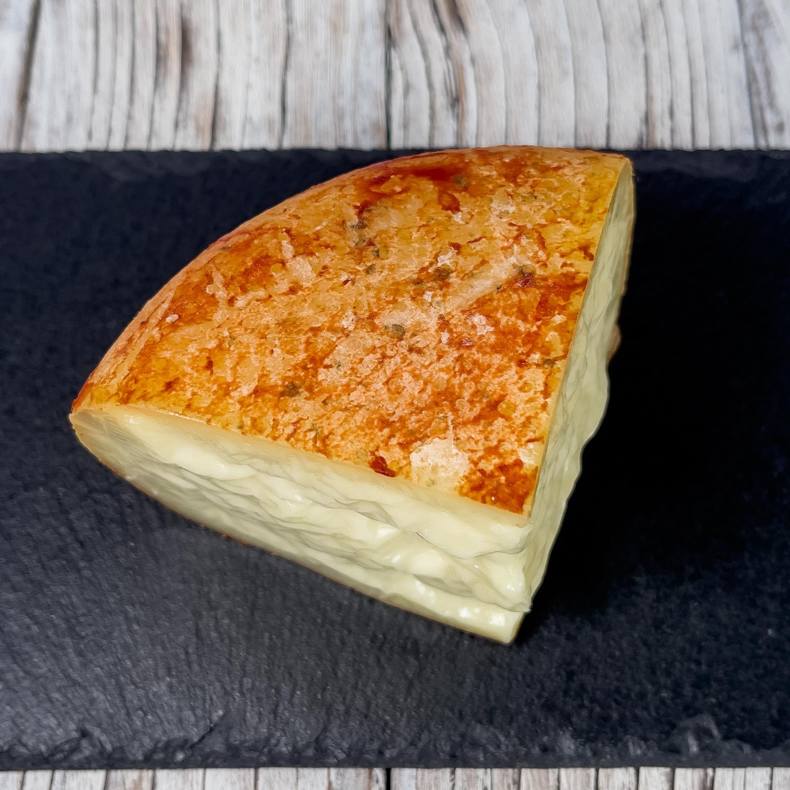 „Crosta Rossa” Halb-Gereifte Pecorino-Käse ist ein Käse, der in Italien aus hochwertigen Zutaten hergestellt wird und in einem handwerklichen Prozess hergestellt wird, der eine Reifung von etwa sechzig Tagen umfasst. Nach dieser Zeit wird das Produkt in Kruste verarbeitet, indem Olivenöl und Tomatenkonzentrat kombiniert werden.