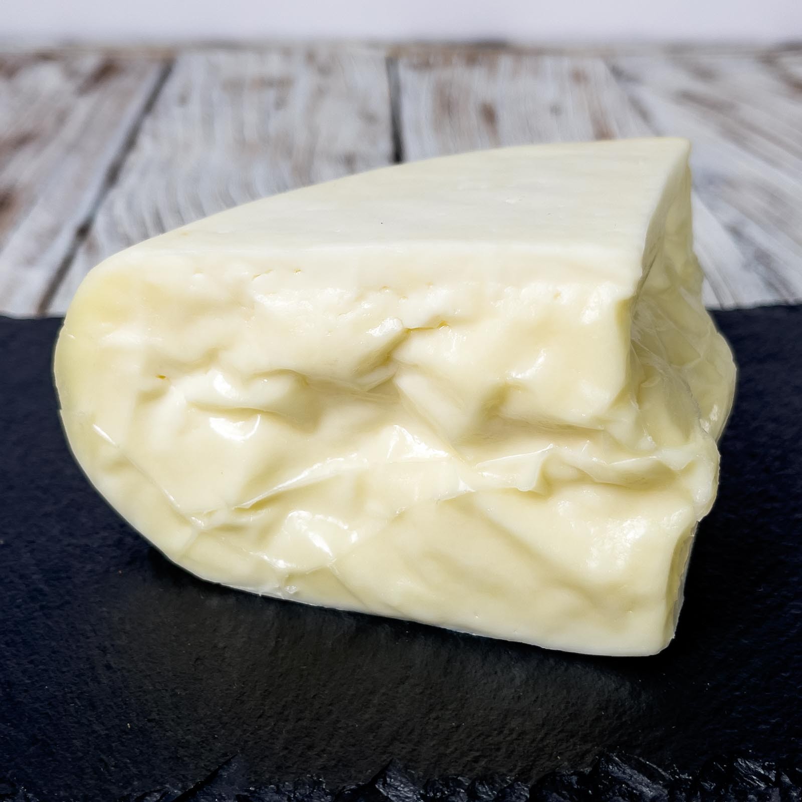 „Giovane” Frischer Pecorino-Käse ist ein weicher und leicht streichfähiger Käse, der in Italien mit hochwertigen Zutaten und ausschließlich aus italienischer Schafsmilch hergestellt wird. Sein intensiver und gleichzeitig delikater Geschmack macht ihn sehr vielseitig in der Küche, kann aber auch roh gegessen werden.
