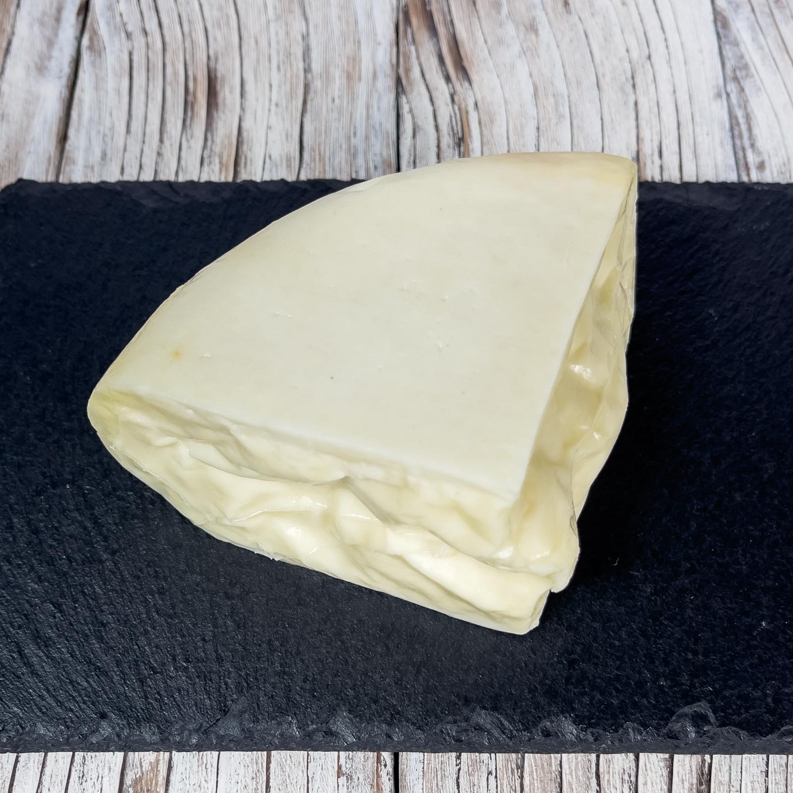 „Giovane” Frischer Pecorino-Käse ist ein weicher und leicht streichfähiger Käse, der in Italien mit hochwertigen Zutaten und ausschließlich aus italienischer Schafsmilch hergestellt wird. Sein intensiver und gleichzeitig delikater Geschmack macht ihn sehr vielseitig in der Küche, kann aber auch roh gegessen werden.