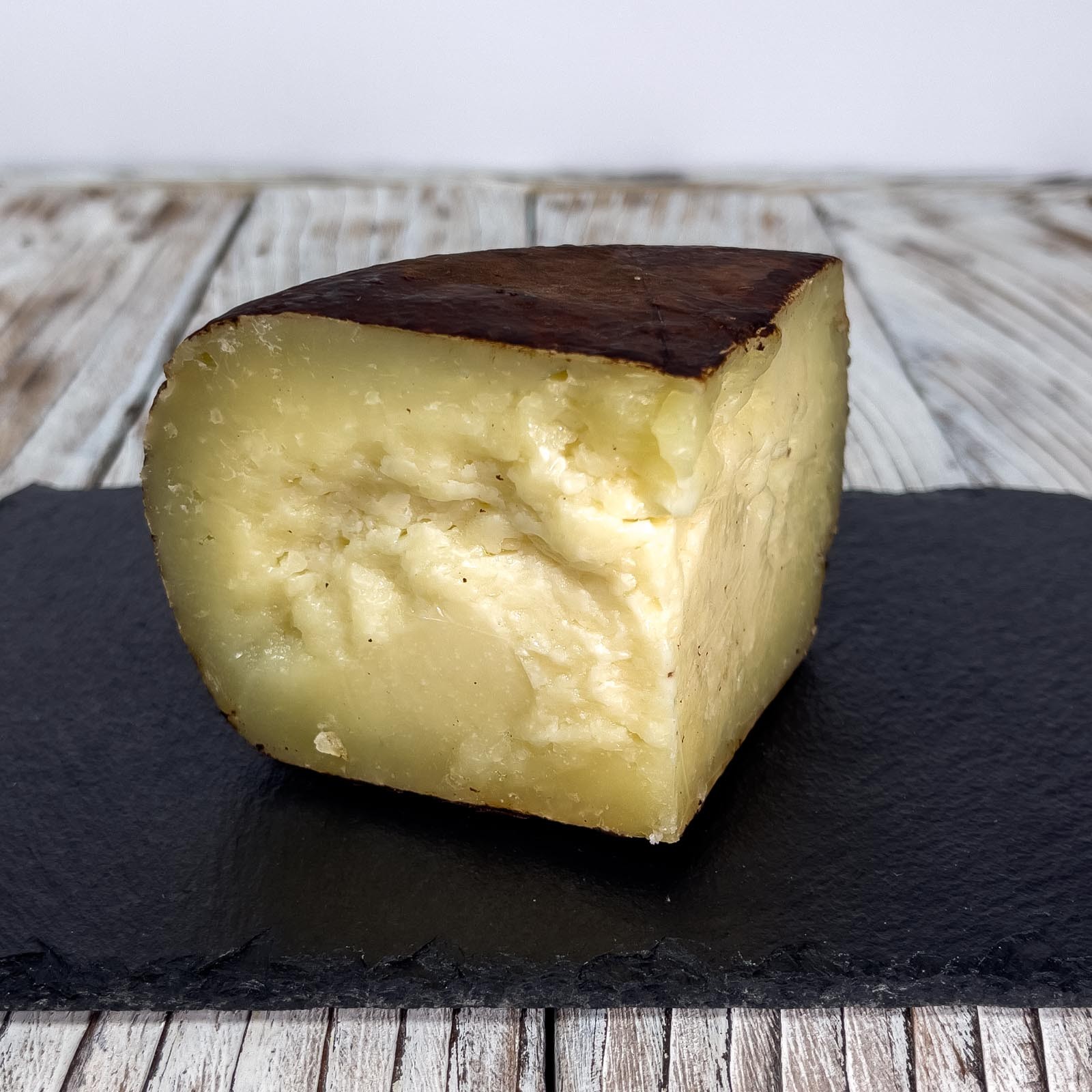 Wenn es um die toskanische Exzellenz geht, kann ein aufmerksames Auge den Geschmack dieses Käses nicht übersehen, der das perfekte Zusammentreffen zweier Exzellenz dieses Gebiets darstellt, die alte und neue Gaumen weiterhin erfreuen. Die Rede ist von der Verbindung zwischen dem „Crosta D'Oro” Gereifter Pecorino-Käse und der Vestri-Schokolade, die dank der Intuition und der zertifizierten und garantierten Erfahrung des Refitors und Käseforschers Andrea Magi ein einzigartiges Stück zum Leben erwecken, das von ihnen geschätzt wird die Nase und vor allem der Geschmack.