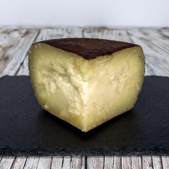 When it comes to Tuscan excellence, a careful eye can certainly not miss the taste of this cheese that represents the perfect meeting between two excellences of this territory that continue to delight old and new palates. We are talking about the union between the “Crosta D’Oro” Pecorino and the Vestri chocolate that, thanks to the intuition and the certified and guaranteed experience of the refitor and cheese researcher Andrea Magi, give life to a unique piece to be appreciated by the nose and, above all, by the taste.