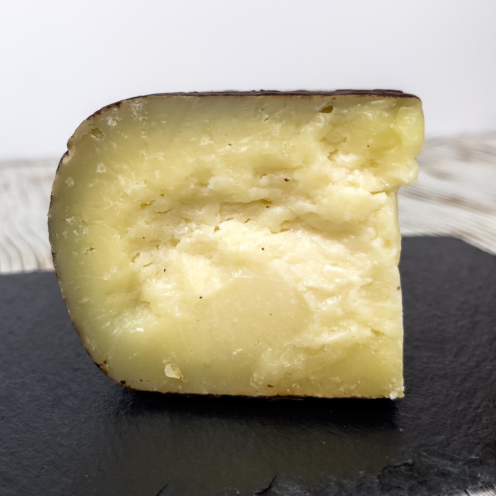 When it comes to Tuscan excellence, a careful eye can certainly not miss the taste of this cheese that represents the perfect meeting between two excellences of this territory that continue to delight old and new palates. We are talking about the union between the “Crosta D’Oro” Pecorino and the Vestri chocolate that, thanks to the intuition and the certified and guaranteed experience of the refitor and cheese researcher Andrea Magi, give life to a unique piece to be appreciated by the nose and, above all, by the taste.