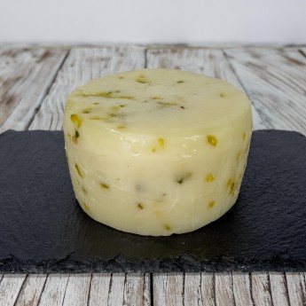 „Pistacchino” Pecorino-Käse Mit Pistazien ist ein Käse aus Schafsmilch von italienischen Bauernhöfen. Bei der Herstellung werden dem Quark Pistazienstücke zugesetzt, die diesem Pecorino sein Aroma verleihen und er wird durch die einzigartige Verarbeitungsmethode, mit der er hergestellt wird, unnachahmlich gemacht.