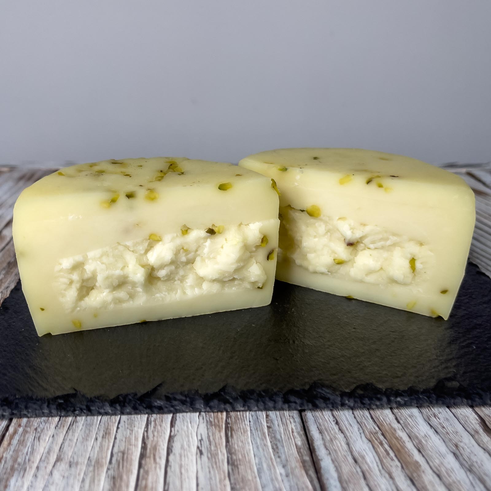 „Pistacchino” Pecorino-Käse Mit Pistazien ist ein Käse aus Schafsmilch von italienischen Bauernhöfen. Bei der Herstellung werden dem Quark Pistazienstücke zugesetzt, die diesem Pecorino sein Aroma verleihen und er wird durch die einzigartige Verarbeitungsmethode, mit der er hergestellt wird, unnachahmlich gemacht.
