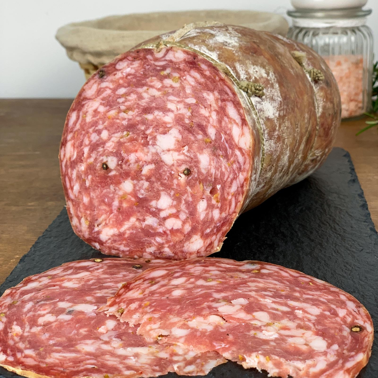 PGI Finocchiona is one of the most famous Tuscan cured meats. It is produced with pork of excellent quality, minced and kneaded, to which wild fennel seeds are added, which give it the characteristic fresh and at the same time intense aroma. This version of PGI Finocchiona has a net weight of about 1,5 kg, is vacuum packed and is characterized by a large slice of about 10 centimeters in diameter.