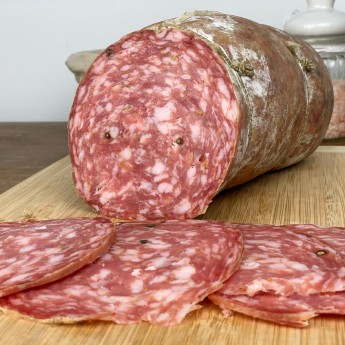 PGI Finocchiona is one of the most famous Tuscan cured meats. It is produced with pork of excellent quality, minced and kneaded, to which wild fennel seeds are added, which give it the characteristic fresh and at the same time intense aroma. This version of PGI Finocchiona has a net weight of about 1,5 kg, is vacuum packed and is characterized by a large slice of about 10 centimeters in diameter.