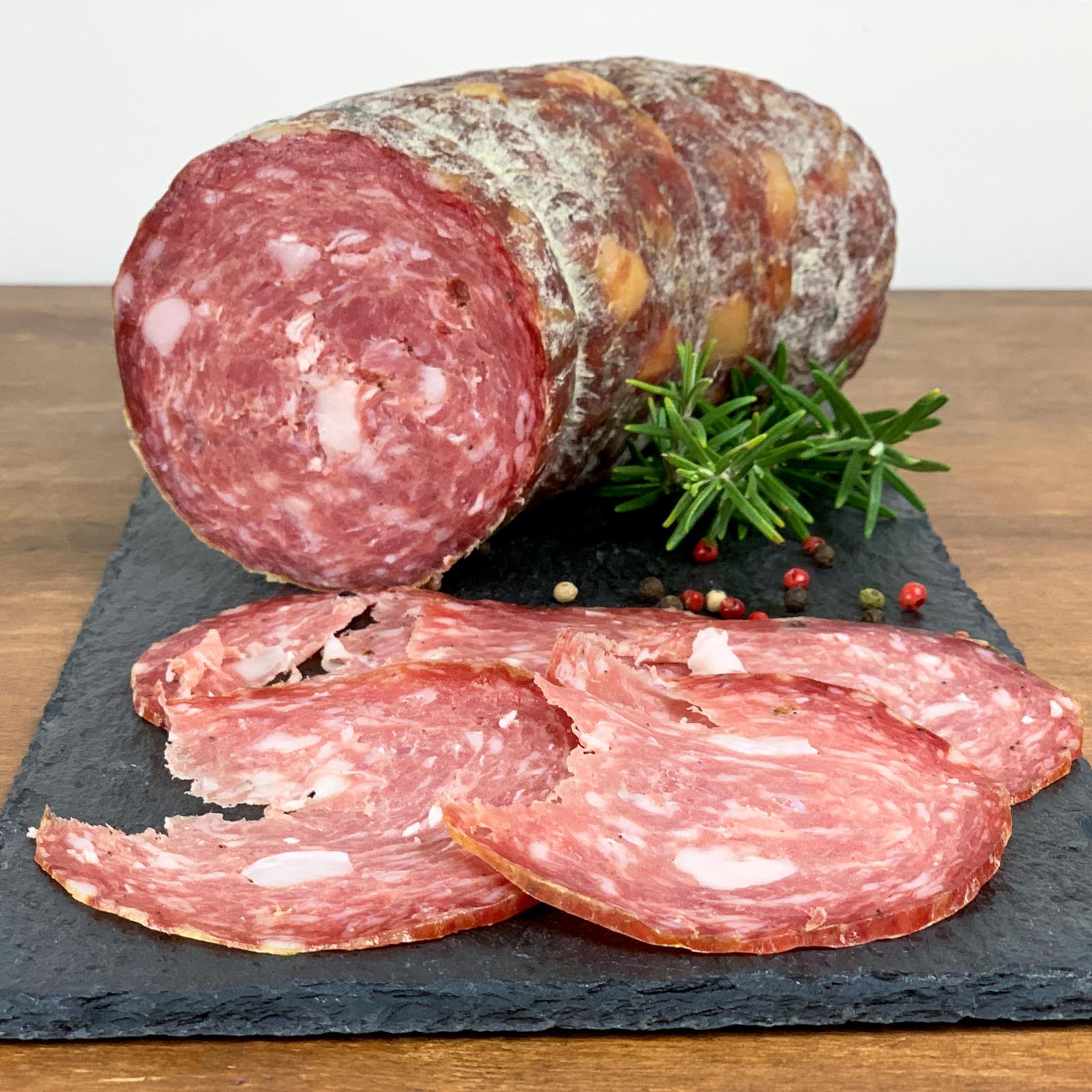 Tuscan Salami is an artisanal sausage typical of the Tuscan gastronomic tradition, made according to an ancient recipe handed down for centuries. It is characterized by a soft and compact consistency, bright red color and a particularly intense taste, enriched with spices and aromas. This version of Tuscan Salami has a net weight of about 1 kg, is vacuum packed and is characterized by a large slice of about 10 centimeters in diameter.