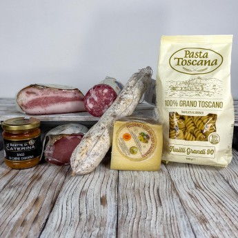 The Tasting Box - “Le Specialità” is made up of a selection of products for a total of about 3 kg. With the cured meats and cheeses present in the KingBox it is possible to prepare a typical Tuscan aperitif or appetizer and a first course based on Chianina Meat Sauce.