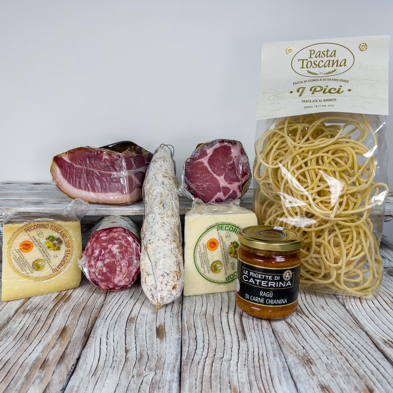 Die Verkostungsbox - „I Sapori Della Valdichiana” besteht aus einer Auswahl an Produkten für insgesamt ca. 4,2 kg. Perfekt für die Zubereitung einer riesigen Platte mit toskanischem Aufschnitt und Käse als Vorspeise und „Pici” mit Chianinafleisch Sauce, einem hochwertigen ersten Gang.