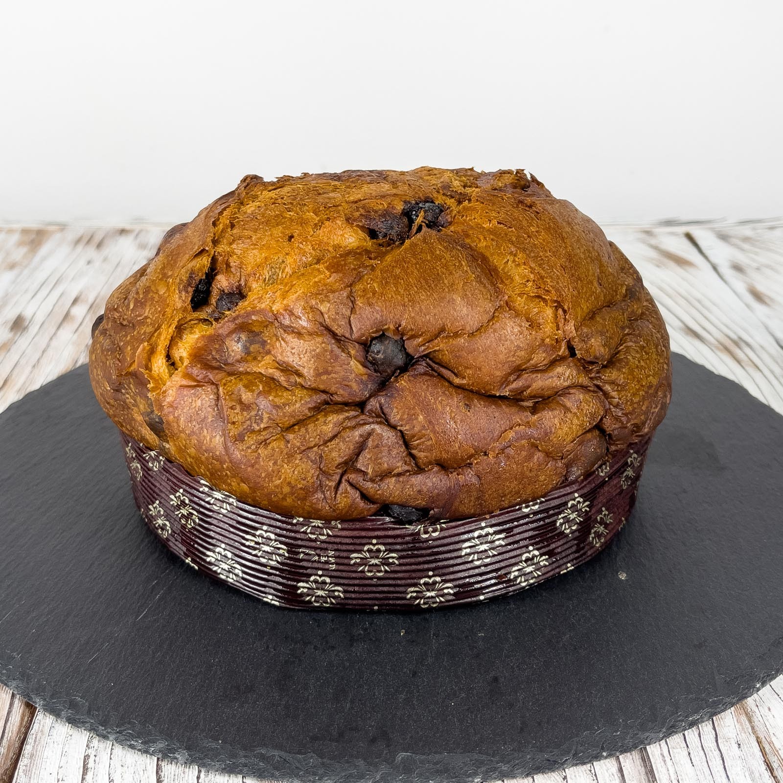 “Panzuppo” is a Tuscan dessert produced by the Fabio E Gianni pastry shop. Its shape, the slow natural leavening and the presence of raisins make it similar to the milanese panettone, but the main difference lies in the wetting inside, made up of water, sugar and fortified wine which gives it its characteristic aroma and flavor.