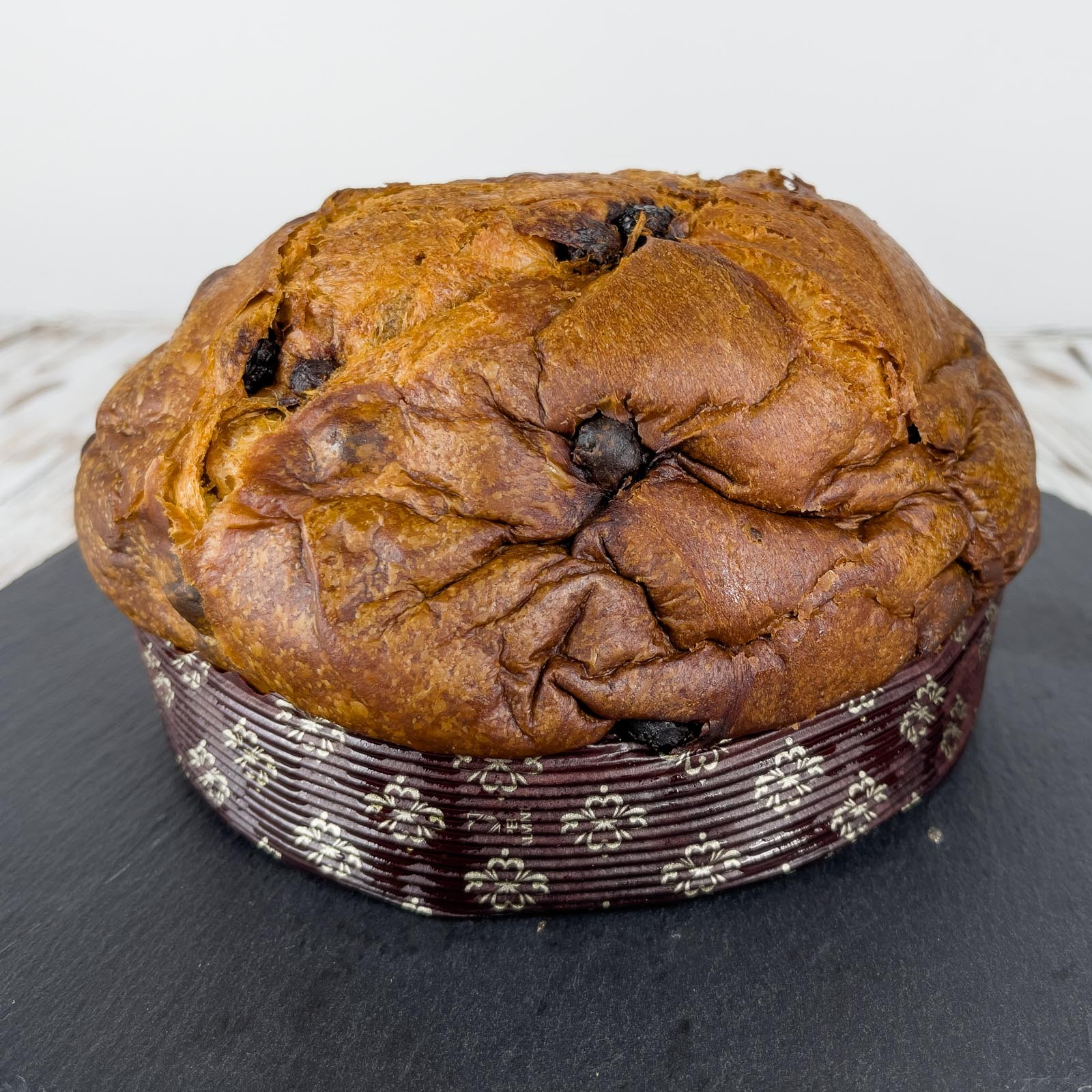 “Panzuppo” is a Tuscan dessert produced by the Fabio E Gianni pastry shop. Its shape, the slow natural leavening and the presence of raisins make it similar to the milanese panettone, but the main difference lies in the wetting inside, made up of water, sugar and fortified wine which gives it its characteristic aroma and flavor.