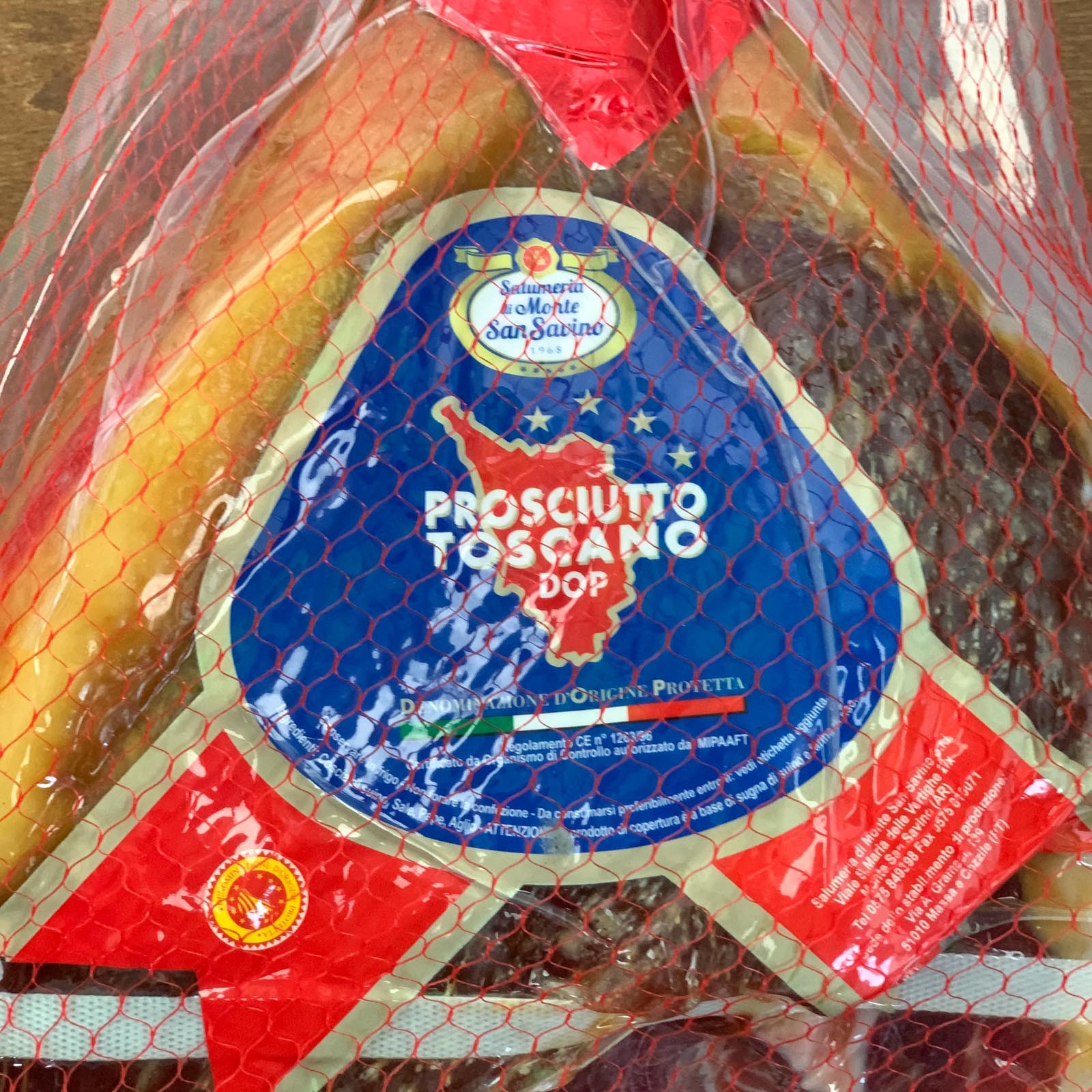 Tuscan Ham PDO (Prosciutto) - Decoration Packaging, is, undoubtedly, one of the most important products when it comes to Tuscan cured meats, both for the quality of the raw materials used for its creation and conservation, but above all for its intense taste and slightly savory able to delight the palate of adults and children both alone and accompanied with other local products or a simple slice of fresh bread. Furthermore, the Protected Designation of Origin guarantees its quality and characteristic aroma.