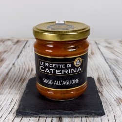 <p>Pasta sauce with tomato and garlic, the typical garlic of the Valdichiana.</p>