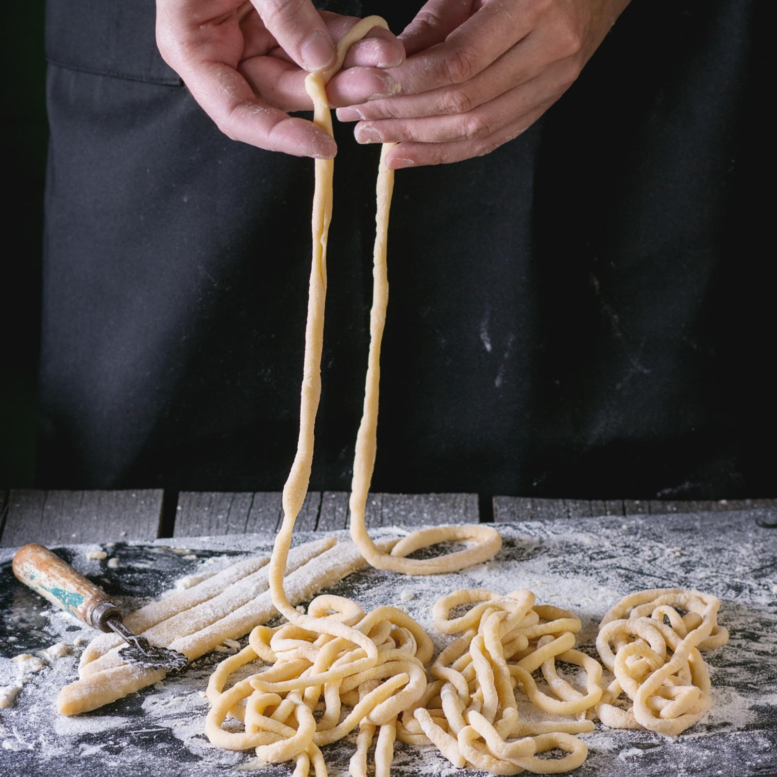 I pici sono una pasta simile agli spaghetti  della cucina tradizionale contadina  Toscana .Realizzati solo con farina di grano tenero , acqua, sale. Con il sugo all' aglione della chiana sono un piatto tipico aretino. Questi sono realizzati a mano come li facevano i nostri nonni
