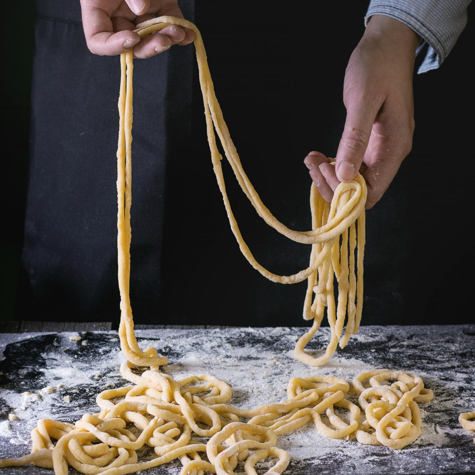 I pici sono una pasta simile agli spaghetti  della cucina tradizionale contadina  Toscana .Realizzati solo con farina di grano tenero , acqua, sale. Con il sugo all' aglione della chiana sono un piatto tipico aretino. Questi sono realizzati a mano come li facevano i nostri nonni