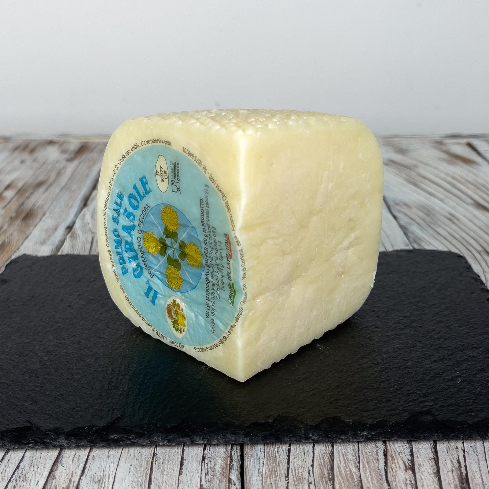 Der „Primo Sale” Pecorino-Käse „Il Girasole” ist ein typisch toskanischer Weichkäse, der aus Schafsvollmilch erster Wahl gewonnen, einem kurzen Reifeprozess unterzogen und vakuumverpackt wird. Es zeichnet sich durch einen süßen und leichten Geschmack sowie einen sehr frischen und zarten Duft aus.