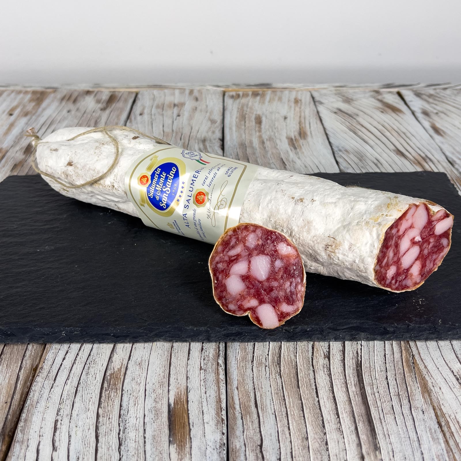 Toskanische Salami, ein Klassiker der Tradition. Diese Version von Toskanische Salami hat ein Nettogewicht von ca. 500 g und ist Im Ganzen Stück In Naturdarm verpackt.