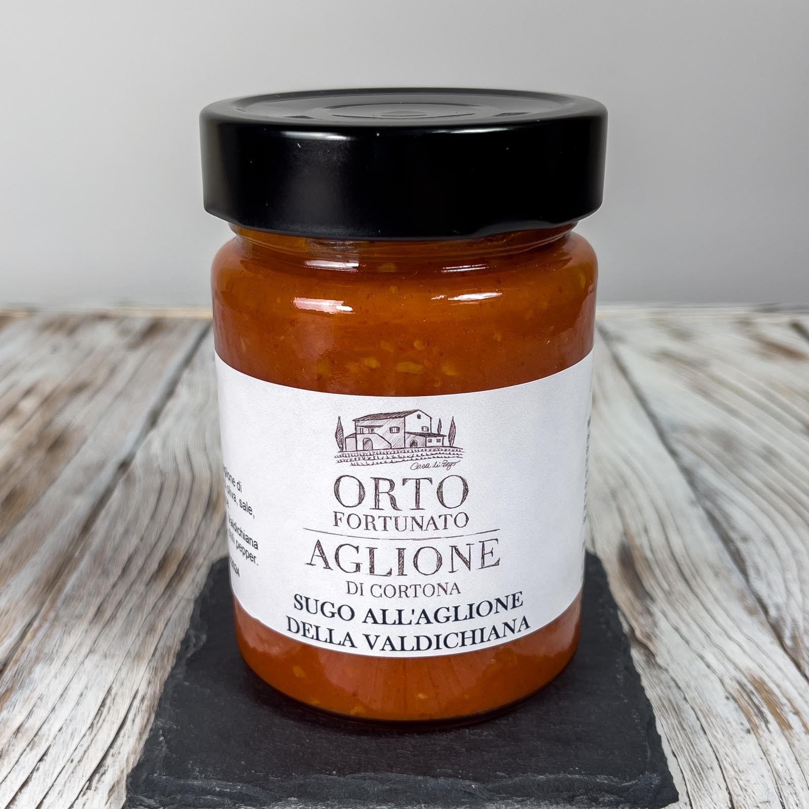 Pasta sauce sweetly flavored with hand-picked “Aglione della Valdichiana”, much more delicate than its cousin Aglio, however, has a special feature, it is totally digestible and does not leave that odor, at times, unpleasant.