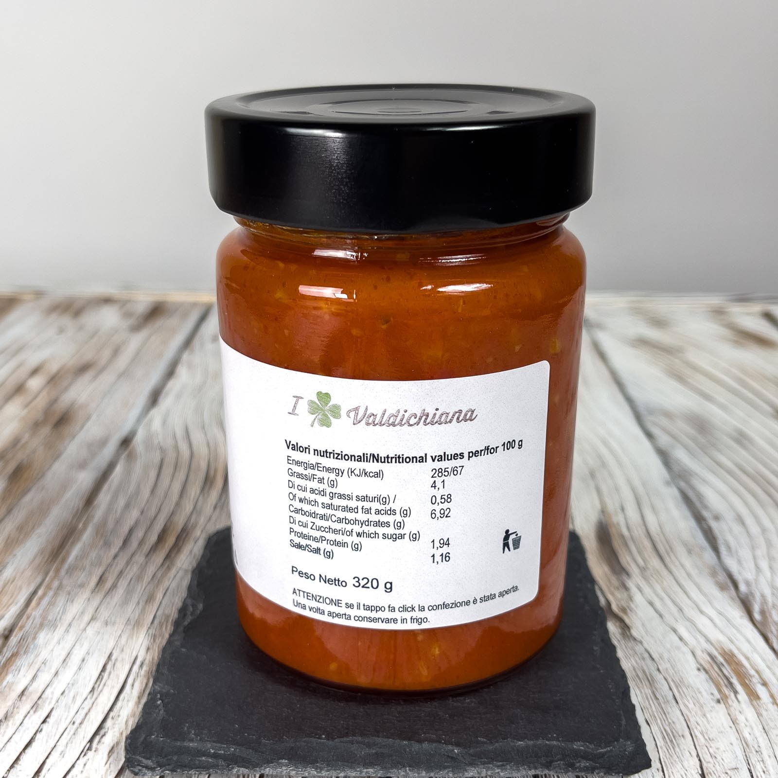 Pasta sauce sweetly flavored with hand-picked “Aglione della Valdichiana”, much more delicate than its cousin Aglio, however, has a special feature, it is totally digestible and does not leave that odor, at times, unpleasant.