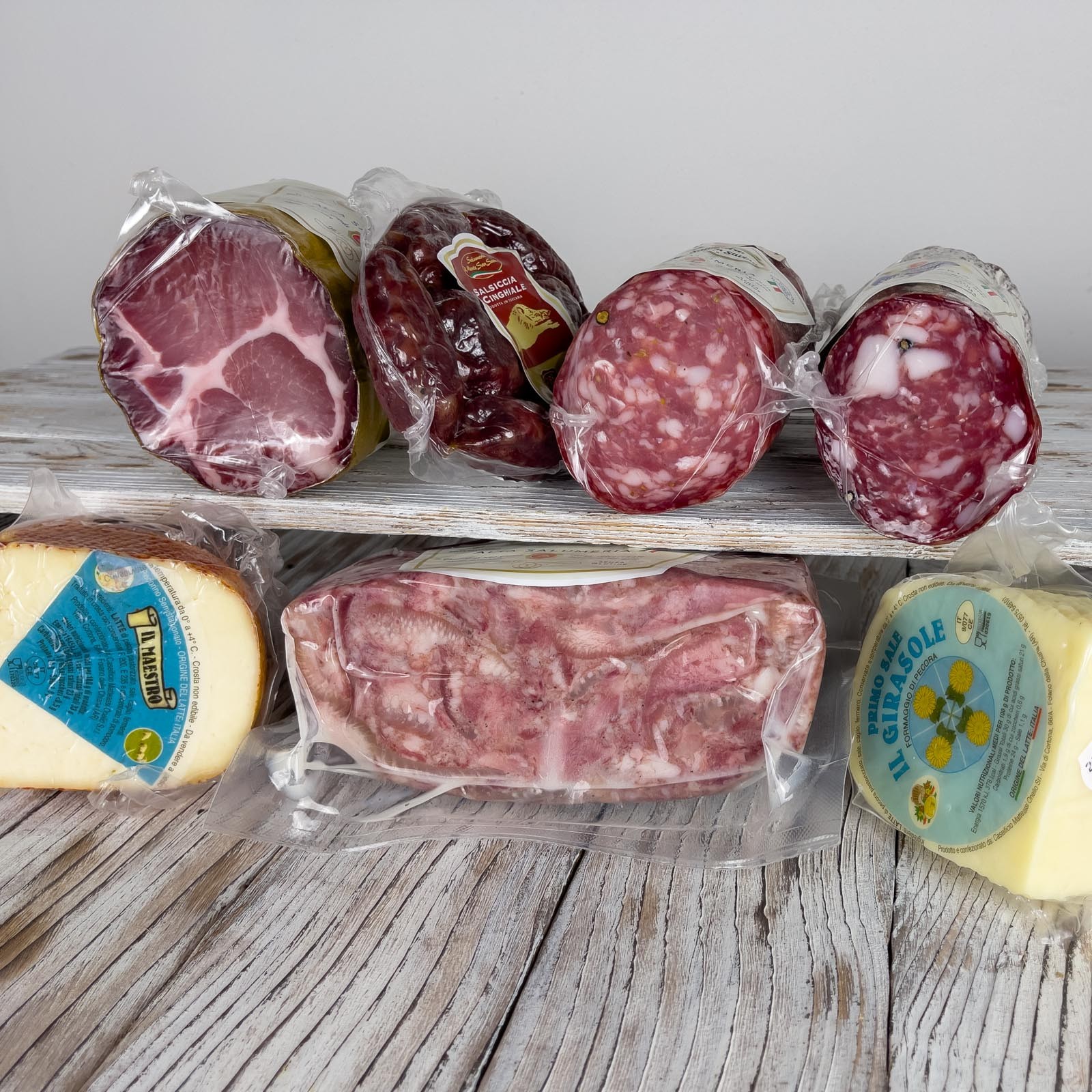 The Tasting Box - “Tagliere Raffinato” is made up of a selection of products for a total of about 3 kg. Perfect for preparing a huge platter of very particular and refined Tuscan cold cuts and cheeses.